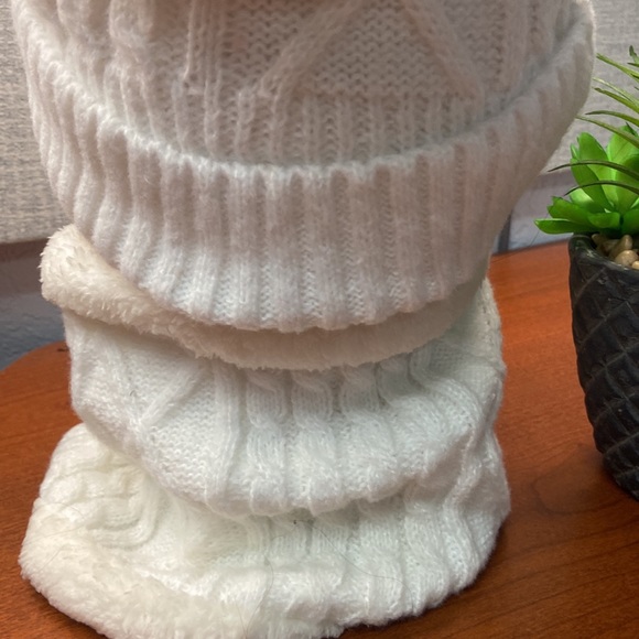 New White womans Beenie with matching scarf - Picture 5 of 8